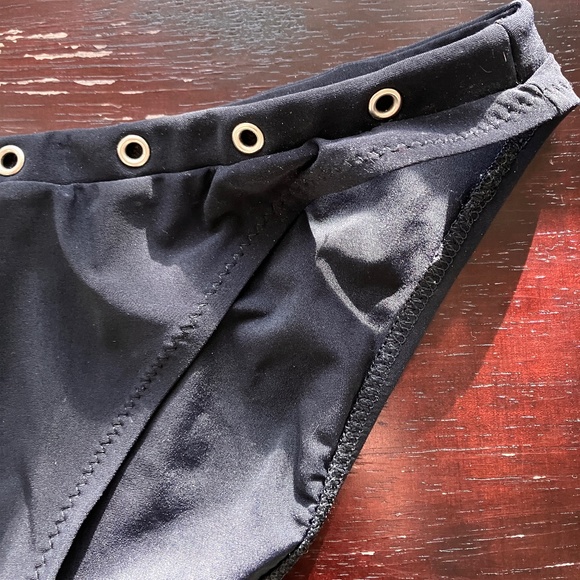 SHAN BLACK BIKINI SET WITH GROMMETS - Picture 11 of 16